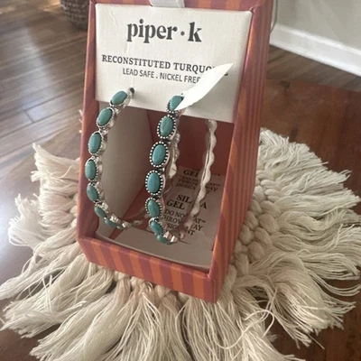 Brincos de argola Piper K tom prata turquesa reconstituída 2” novo na caixa sem níquel - Imagem 1 de 2