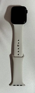 Apple Watch SE (2022) 44mm Color Mezzanotte con Cinturino Ricondizionato BATT99% - Afbeelding 1 van 2