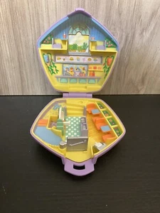1992 Polly Pocket Polly At The Burger Stand Playset Compact Only - Picture 1 of 4