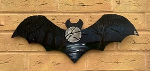 Placa gótica colgante de pared escena nocturna murciélago arte original único 17,5" x 6,5" (I) - Imagen 1 de 13
