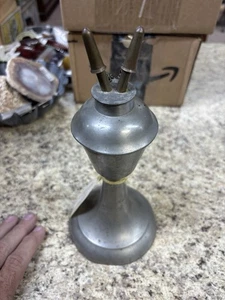 Antike Zinn Flüssigkeit oder Wal Öllampe Reservoir mit zwei Brennern & Kappen - Bild 1 von 8