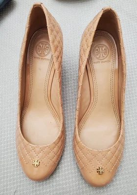 Tacones de cuña Tory Burch acolchados de cuero nude con logotipo dorado estilo clásico para mujer 9M Foto 1 de 4