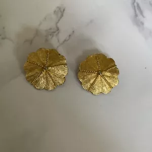 Vintage Gold Tone Pair Clip On Earrings Jewelry SC-60 - Picture 1 of 4