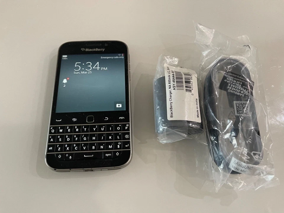 BlackBerry Classic SQC100-4 - 16GB - Black (Unlocked) (Single SIM) - Image 1 of 4