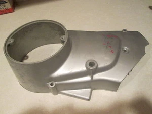 Nueva NOS Kawasaki F3 F4 Cubierta del motor izquierdo 14031-022 - Imagen 1 de 1