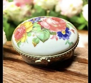 Porcelain trinket box with hand-painted floral design - Picture 1 of 7