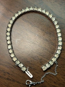 Vintage weiß signiertes Tennisarmband mit Zacken und Strass silberfarben 6,75 Zoll mit Schutz - Bild 1 von 11