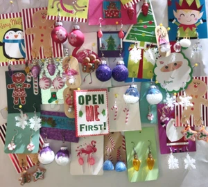 SET Weihnachtsohrringe, Strumpfwaren Weihnachtsgeschenke, Geschenkanhänger enthalten NEU - Bild 1 von 18