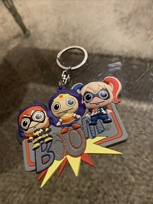 Monograma DC Super Hero Girls 3D Figura Una Insignia de Super Girls Llavero Llavero Foto 1 de 4
