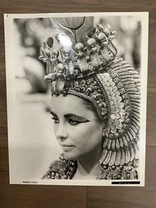 Elizabeth Taylor as Cleopatra. Black and White production photo - Picture 1 of 1