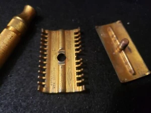 MAQUINILLA DE AFEITAR DE SEGURIDAD PEINE ABIERTO TONO DORADO GILLETTE 17567 DE COLECCIÓN - Imagen 1 de 3