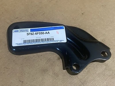 Кронштейн стойки крепления двигателя Ford 5F9Z-6F050-AA -- 2005-2007 Freestyle 500 -- новый из старых запасов - Изображение 1 из 3