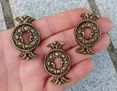 1 ANCIENNE ENTRÉE DE CLÉ SERRURE  DE MEUBLE en bronze ou laiton   N°78C - Photo 1/4