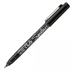Zig Photo Signature Stick Marker, schwarze Tinte, 0,2 mm Nadelspitze, Menge wählbar - Bild 1 von 2