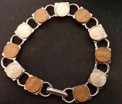 Pulsera miniatura de centavo y níquel. Las monedas tienen un diámetro de 3/8". Foto 1 de 4