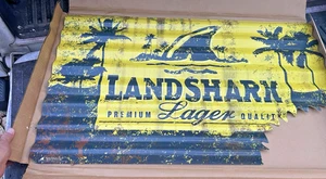 Letrero de lata de metal corrugado Land Shark Lager cerveza - 36”x22” - nuevo en caja - Imagen 1 de 6