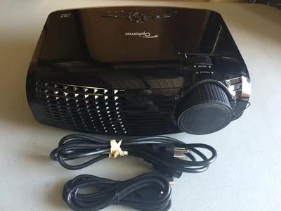 OPTOMA EH1020 FULL HD 1080P DLP PROJECTOR, 3000 LUMENS, NEW FACTORY LAMP! - Image 1 of 3