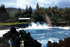 Vintage Color 35mm Slide Hawaii People Ocean Water Motion Rock Vacation Photo A5 - Picture 1 of 1