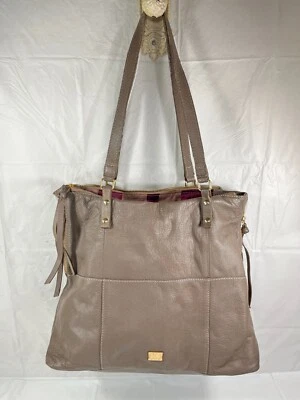 Bolso de Mano de Cuero Genuino Kooba con Correas para el Hombro Taupe EVERETTE Foto 1 de 4