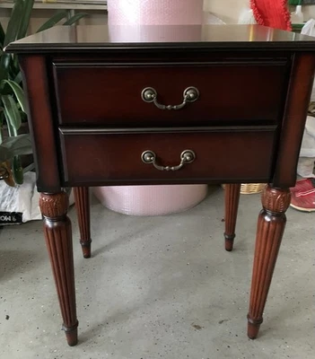 Mesa auxiliar/extremo de caoba Bombay Company de colección con 2 cajones LEER Foto 1 de 4