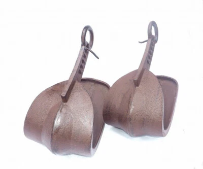 A pair of iron stirrups (Abumi) for horse riding from the EDO period - Image 1 of 4