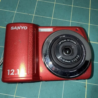 Sanyo VPC-S120 12.1 MP Digital Camera Red 3x Zoom - Image 1 of 4