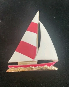 Spilla vintage smaltata rossa bianca nave a vela tono oro tema marittimo chic - Foto 1 di 4