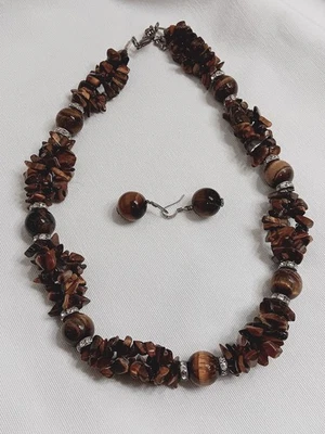 Conjunto de collar y pendientes colgantes de 3 hilos con astillas con cuentas de ojo de tigre perforados Foto 1 de 4