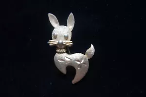 Vintage Mamselle gebürstet goldfarben Diamant geätzt Kätzchen Katze Anstecknadel Brosche - Bild 1 von 3
