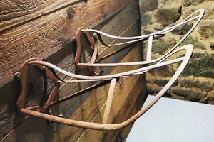 RARE PORTE SELLE CHEVAL EN FER FORGE et FONTE Fin 19 ème HARAS NORMANDIE - Imagen 1 de 12