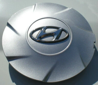 2011 - 2013 Hyundai Elantra Painted Silver OEM Center Cap P/N  52960-3X300 - Imagem 1 de 4