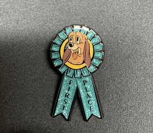 Prendedor misterioso de exhibición de perros Loungefly de Disney cinta de cobre primer lugar Fox & Hound usado - Imagen 1 de 4