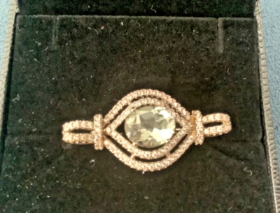 De colección. Broche Gold Coast enchapado en platino gema verde pálido y diamantes de imitación Foto 1 de 2