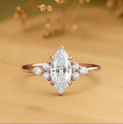 Anillo de compromiso de moissanita de corte marquesa, anillo de tres piedras con racimo de diamantes  Foto 1 de 3