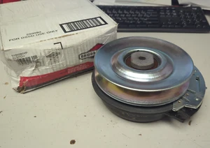 Briggs and Stratton 5105090YP Clutch - Picture 1 of 3