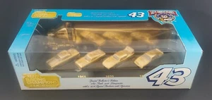 1998 RICHARD PETTY GOLD 7 TIME CHAMP CAR & TRANSPORTER SET WITH AUTOGRAPH - Picture 1 of 9