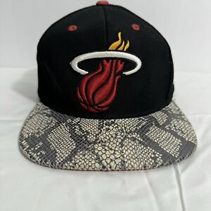 Chapeau de serpent adidas Miami Heat NBA Snapback laine noire réglable propre