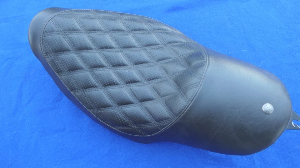 Asiento individual RSD Tracker Boss Harley FXST/FLST con kit de guardabarros RSD SOLO 2000-2017 Foto 1 de 4