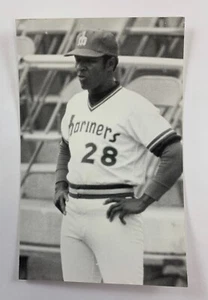 Vada Pinson (1977) Seattle Mariners Vintage Baseball Postcard PCSM - Picture 1 of 2