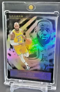 LEBRON JAMES RAINBOW HOLO FOIL CARD CON CUSTODIA LOS ANGELES LAKERS - Foto 1 di 6