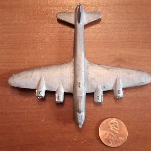 Bombardero a escala 1/285 o 1/300 de la Segunda Guerra Mundial sin pintar - Imagen 1 de 4