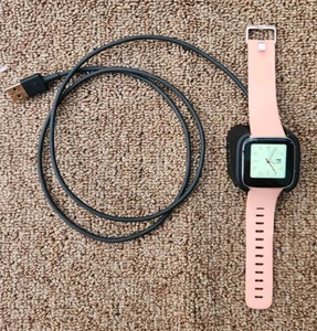 Smartwatch Fitbit Versa Fitness Oro Rosa Alluminio con Cinturino Rosa FB 504 - Foto 1 di 6