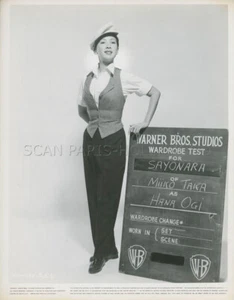 MIIKO TAKA SAYONARA 1957 PHOTO ORIGINAL #28 WARDROBE TEST - Imagen 1 de 1