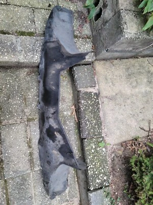 BMW 325 E30 1987 cubierta delantera bajo presa de aire de fábrica Foto 1 de 4