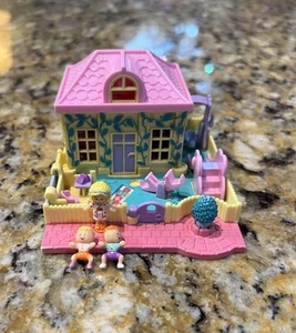 De colección 1994 Polly Pocket Polly’s Nursery School Bluebird Completo con 3 Figuras - Imagen 1 de 15