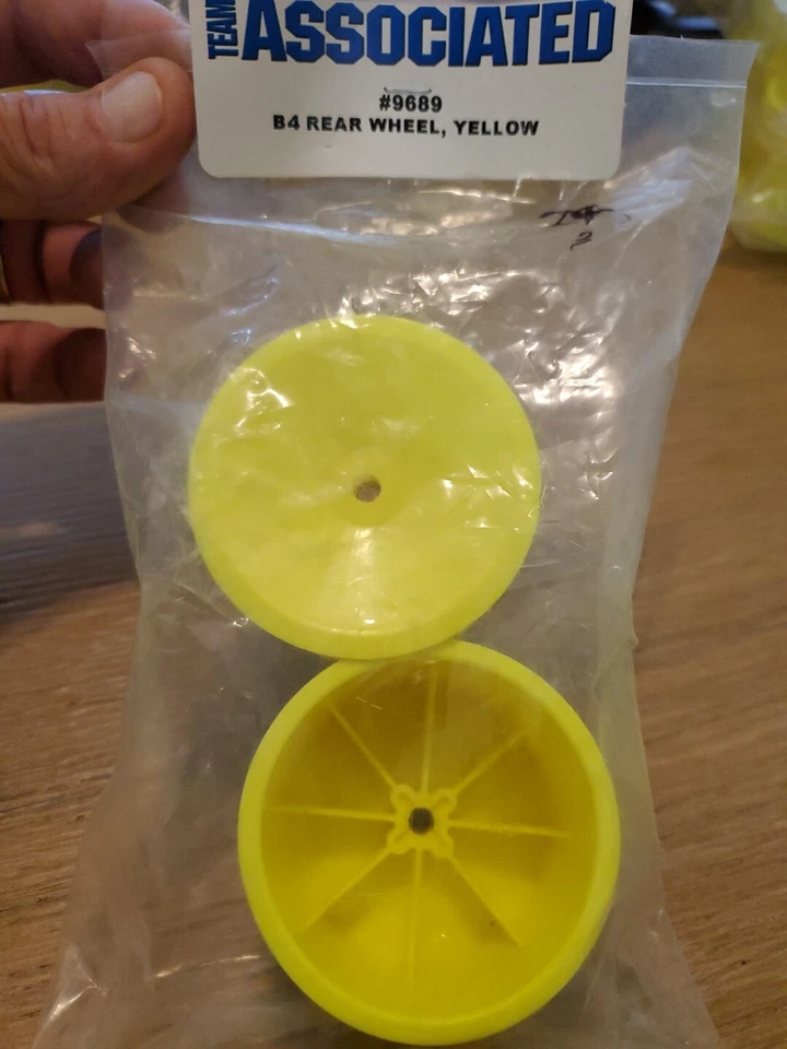 HT TEAM ASSOCIATED 9689 B4 REAR WHEEL, YELLOW - Image 1 of 1