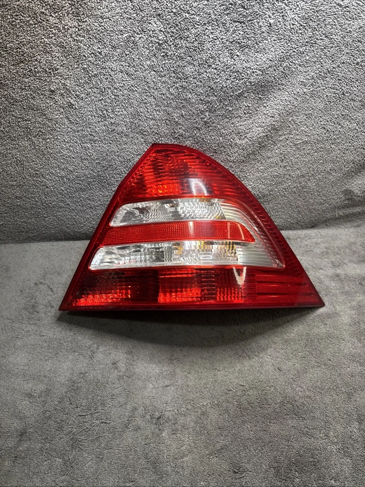 2005-2007 Mercedes-Benz C 230 W203 C-Class Right Passenger Tail Light R5748 DW - Image 1 of 4