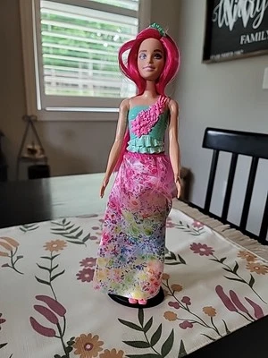 芭比 Dreamtopia 皇家公主娃娃 带深粉色头发和可移动裙 — 第 1/4 张图片