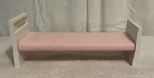Vintage KidKraft Holzpuppenstubenbett 12"" Puppenmöbel - weiß & rosa handgefertigt - Bild 1 von 7