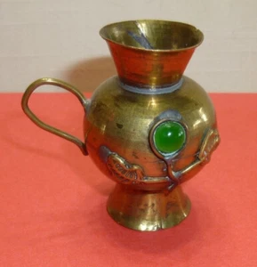 Vintage Miniatur chinesischer Messingkrug mit Jade & Koralle, applizierte Blätter, 2" hoch - Bild 1 von 4